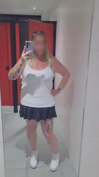 Andrea, 39