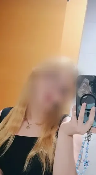 Manuela, 26