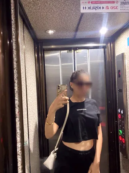 Melanie, 33