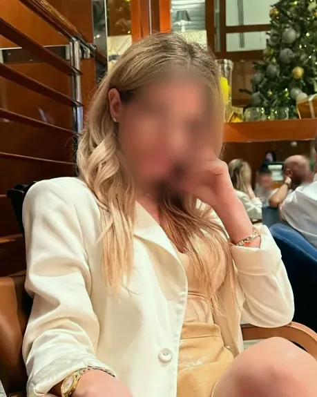 Mia, 35
