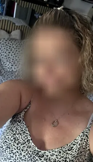 Lara, 35